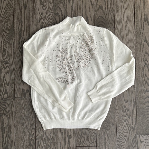 NEW Sweater🤍 - Picture 1 of 3